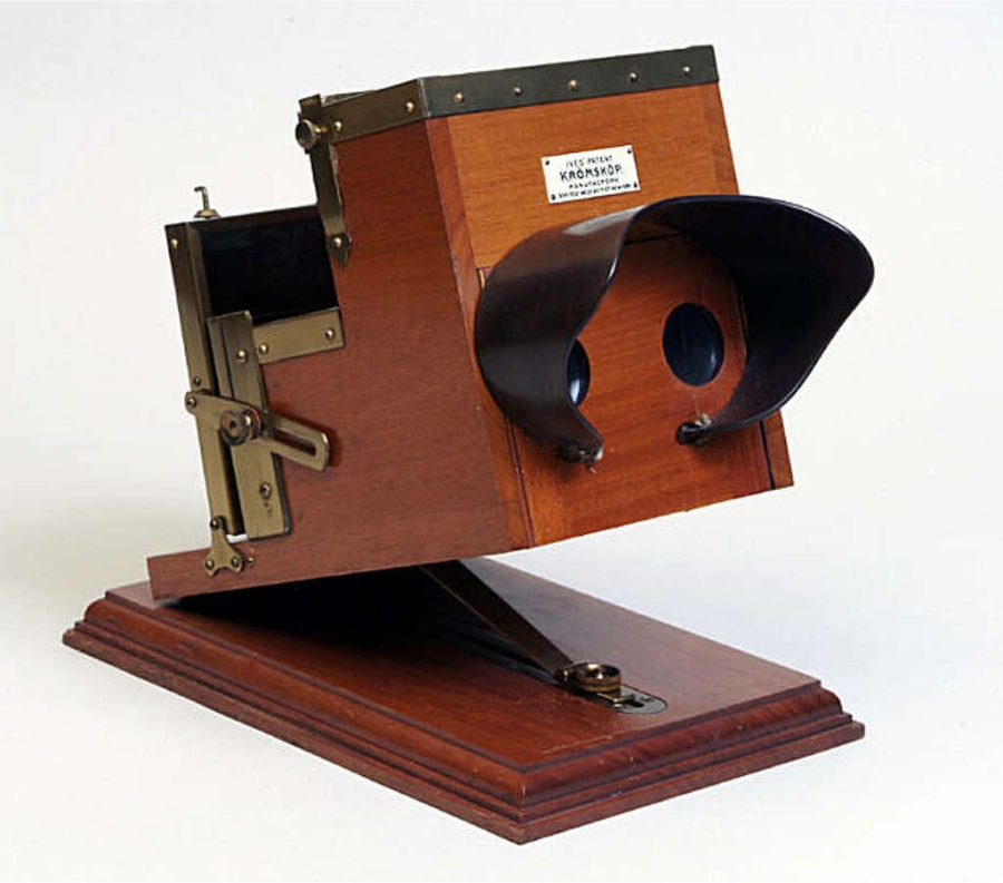 Kromskop neboli fotochromoskop vynalezl Eugen Ives.