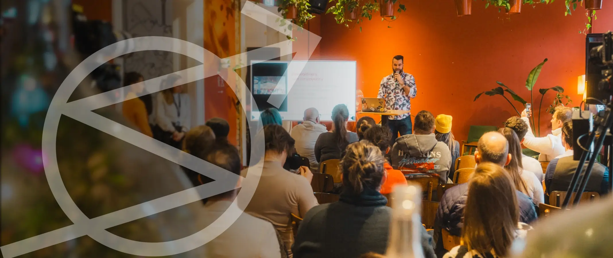 „Önmagában a tehetség nem elég” – identitás, algoritmus és finanszírozás a Laba-csoport szakmai karneválján